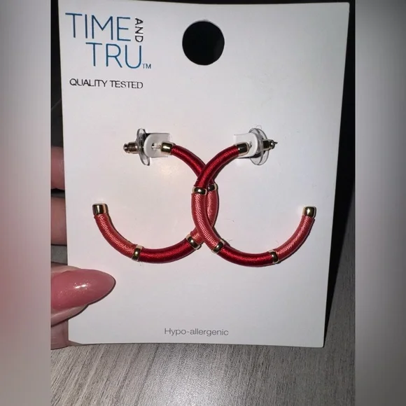 NEW-Time and Tru Women's Gold Tone Thread Wrap Hoop Earrings - Picture 2 of 3
